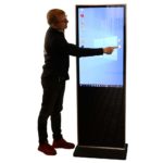 Flachbildschirm mieten Berlin Verleih Hochkant Porträt Touchscreen Infostele ausleihen Berlin