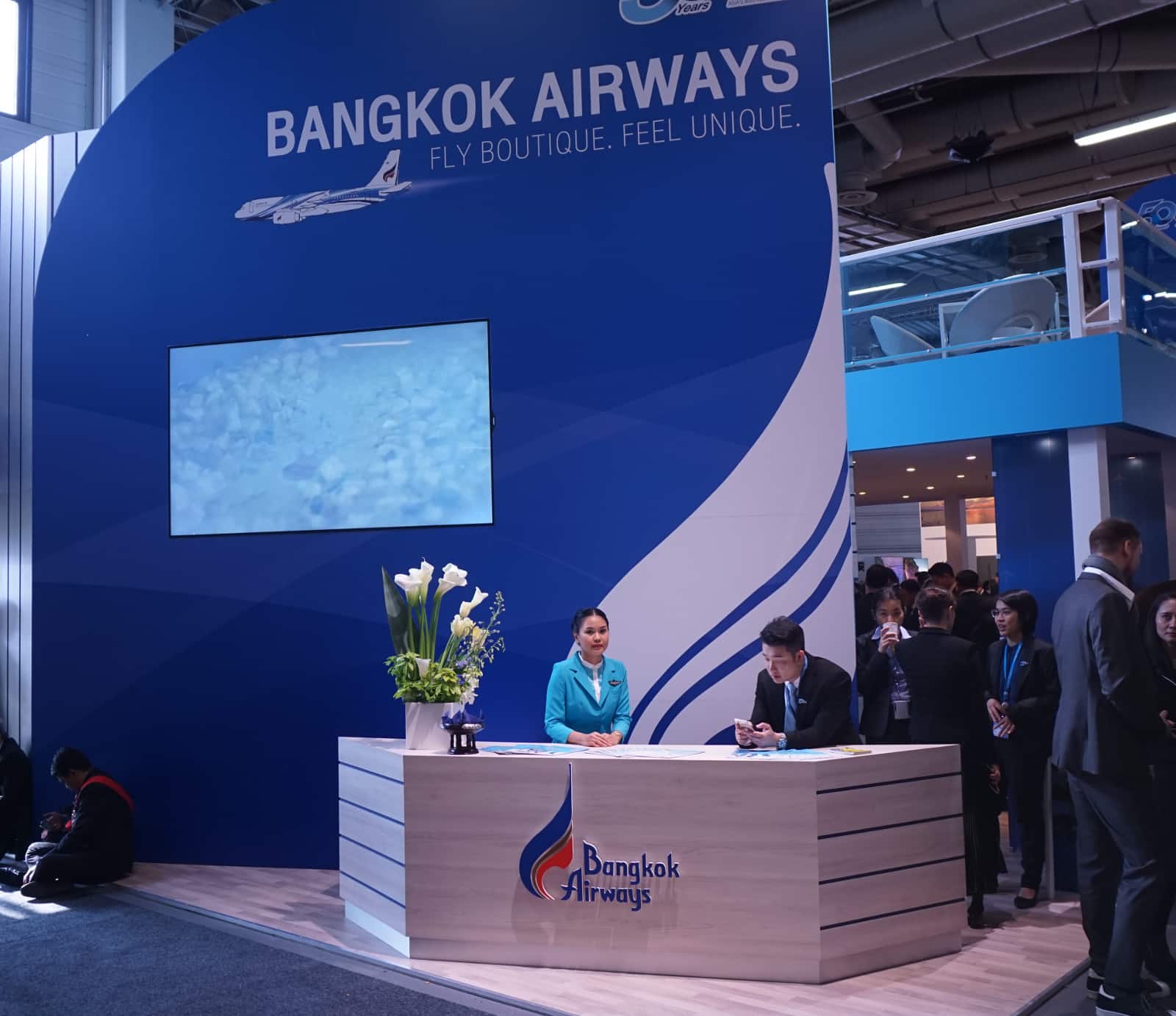 ein größerer Flachbildschirm für einen Messestand