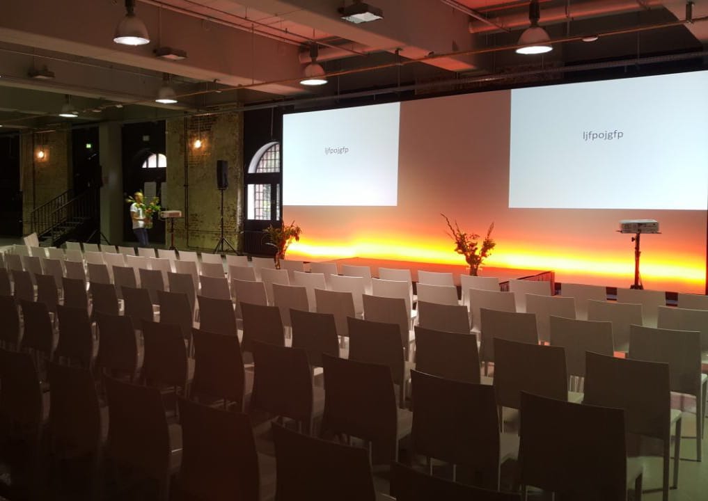 Bühnentechnik Projektion Ambientelicht für eine Konferenz in Berlin