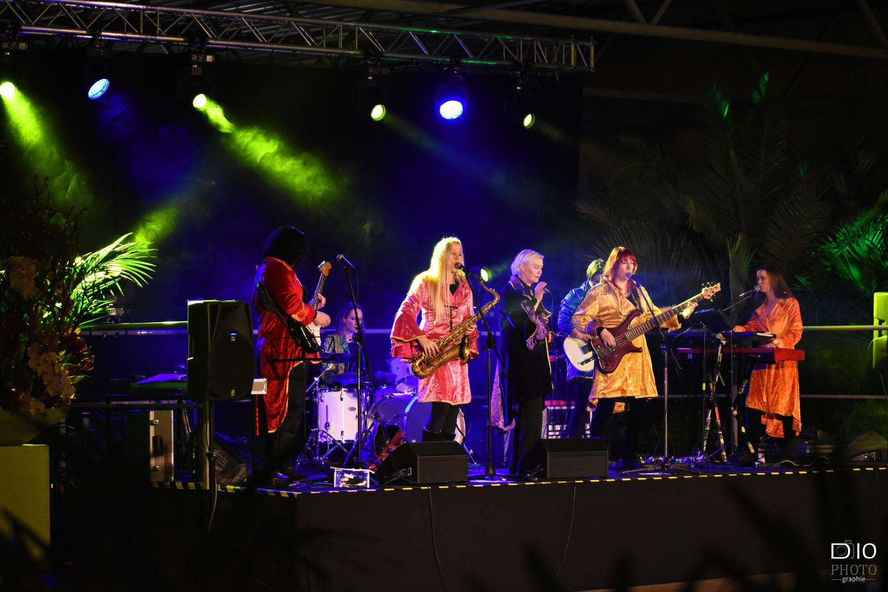 wir vermieten alles, was eine Live Band an Tontechnik, Videotechnik, Bühnentechnik und Lichttechnik benötigt