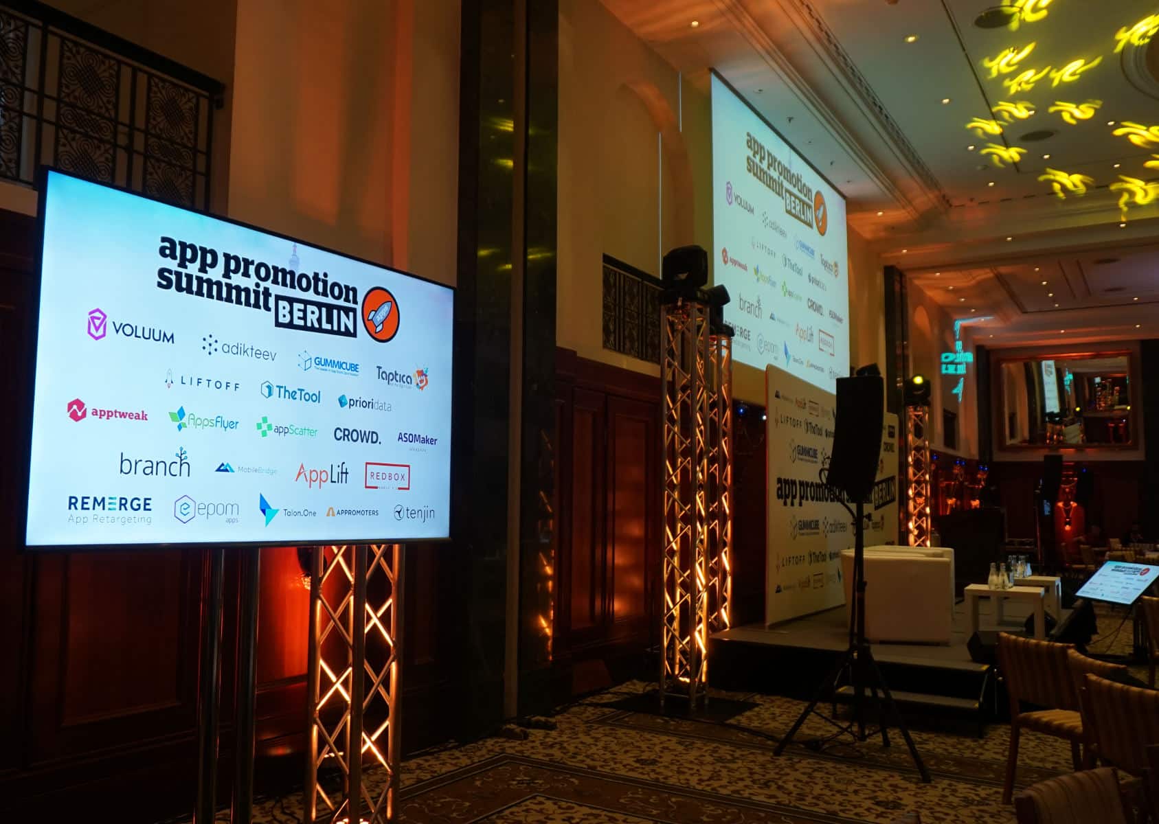 Flachbildschirme, Tontechnik und Lichttechnik auf einer Konferenz im Hotel Adlon in Berlin