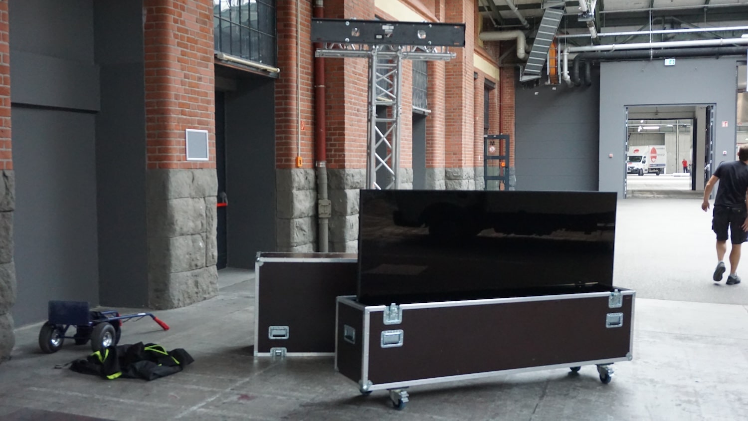 großer Flachbildschirm von blue media in der Station Berlin