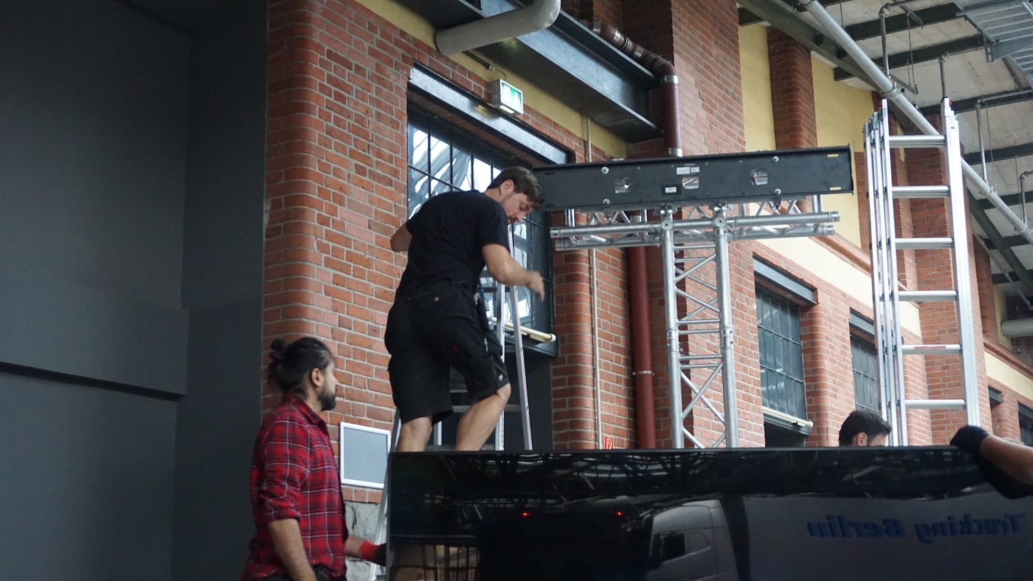 ein Bildschirm mit 95 Zoll Bildschirmdiagonale wird vom Team der blue media an einem Traversen-Ständer montiert