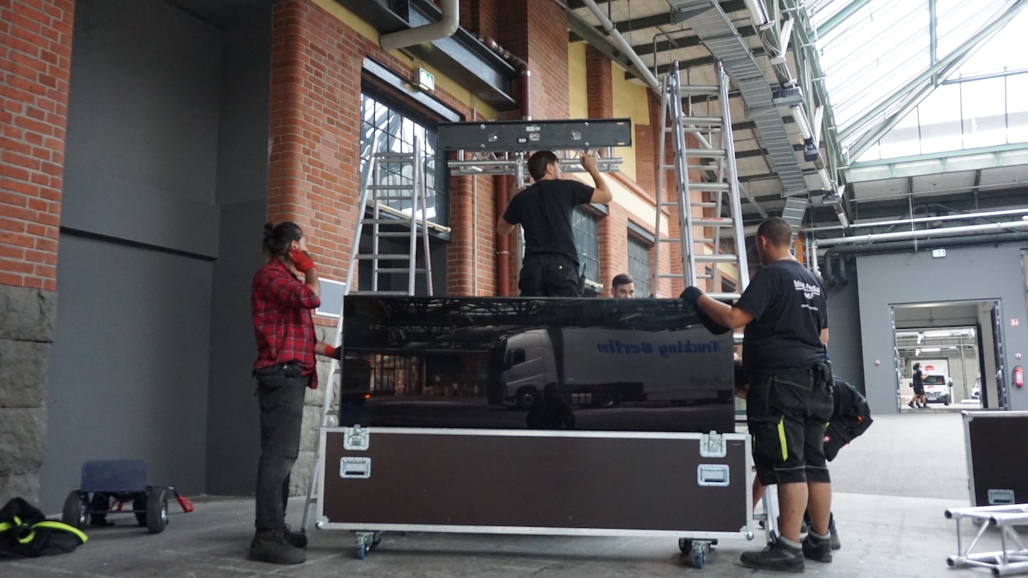 ein Bildschirm mit 95 Zoll Bildschirmdiagonale zur Montage an einem Traversen-Ständer