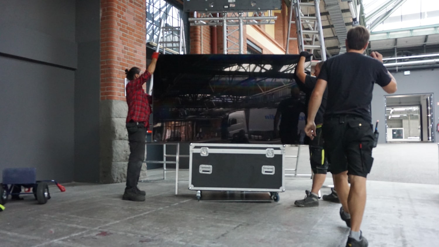 ein Bildschirm mit 95 Zoll Bildschirmdiagonale wird vom Team der blue media an einem Traversen-Ständer montiert