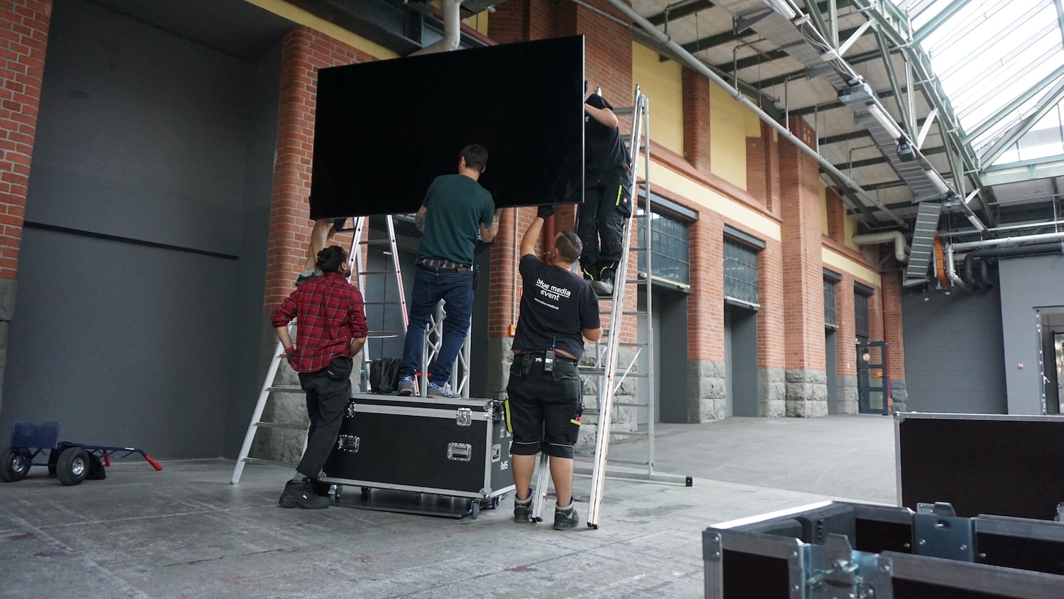 95 Zoll Screen mieten in Berlin