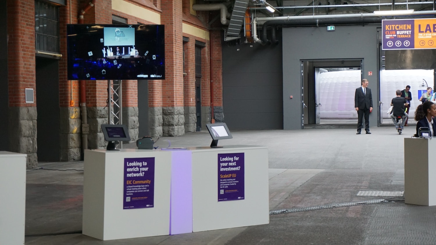 ein 95 Zoll Bildschirm von blue media im Einsatz auf einer Veranstaltung in der Station Berlin