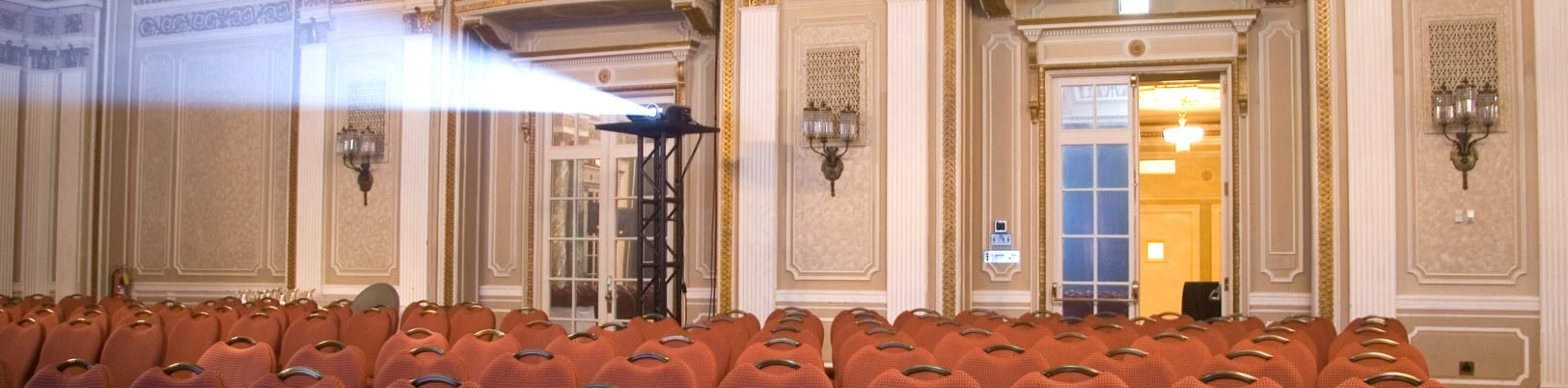 Beamer Projektion im Auditorium bei einem corporate event - Hier finden Sie Hinweise zur Projektorwahl, FAQ