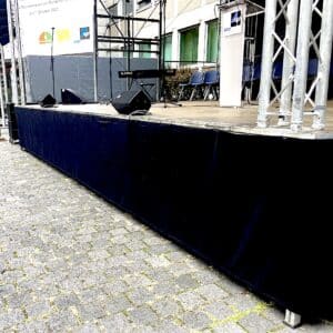 Molton-Skirting in schwarz an unserer Outdoor Bühne