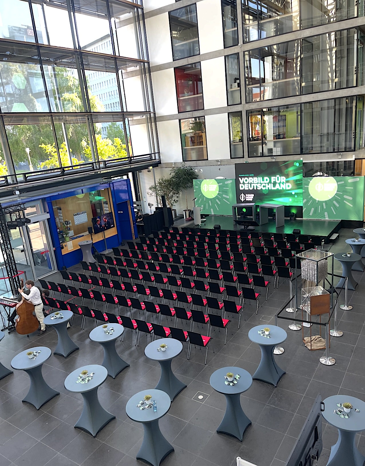 Veranstaltungstechnik mieten oder kaufen: LED-Videowand auf einer Konferenz in Berlin