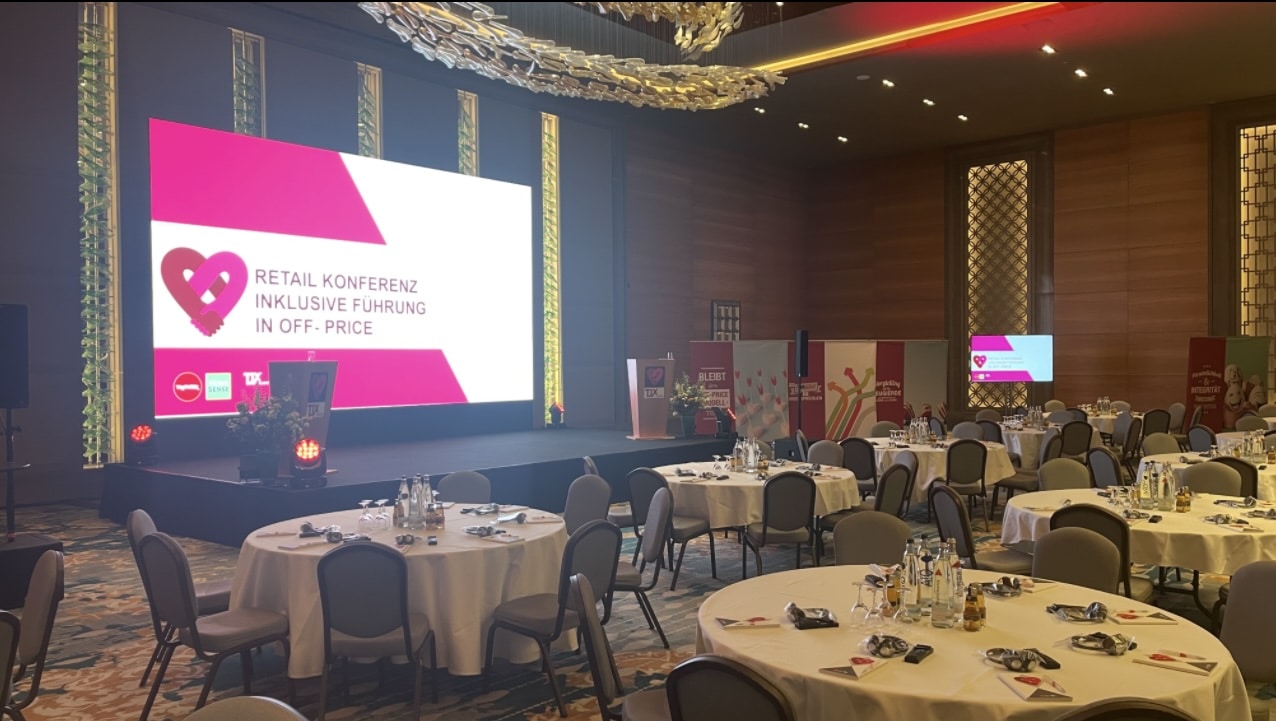 LED-Wand von blue media event auf einer Abend-Gala Veranstaltung