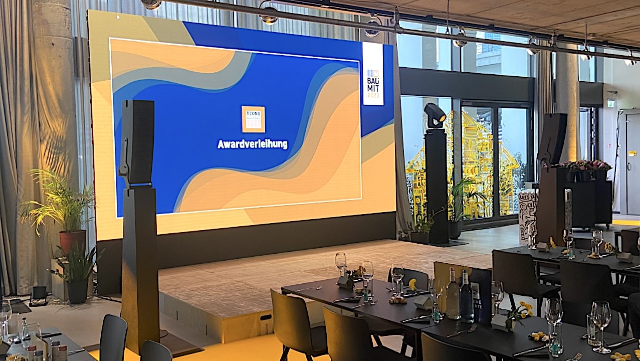Diese LED-Wand fügt sich perfekt in das Bühnen-Setting ein. Hochauflösende LED-Wand für Konferenzen in Berlin.