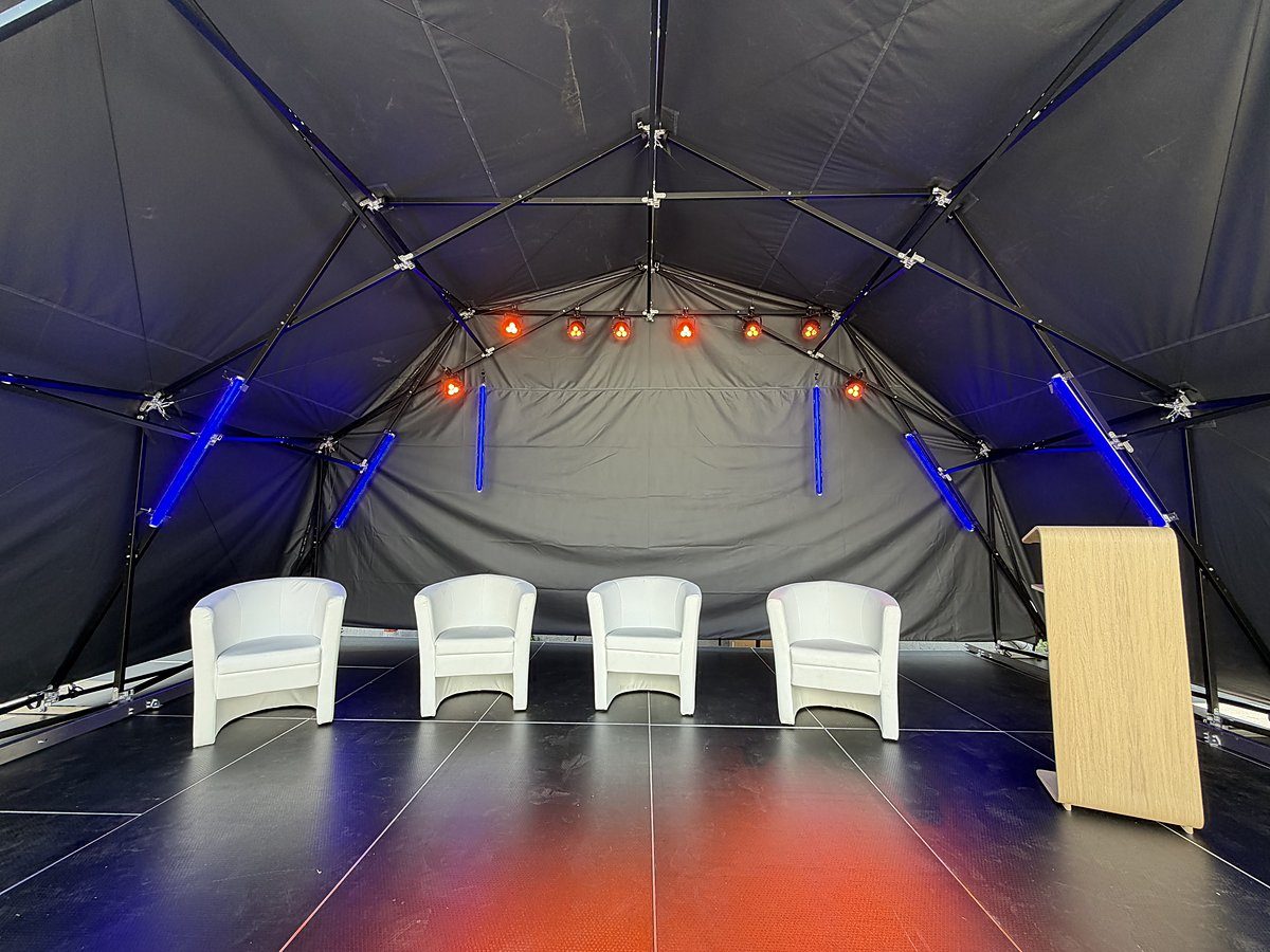 Rundbogendach auf der Bühne Überdachte Outdoor-Bühne in Berlin mieten: Rundbogendach auf der Bühne montiert, ausreichend Höhe für Diskussionsrunden und kleine Bands