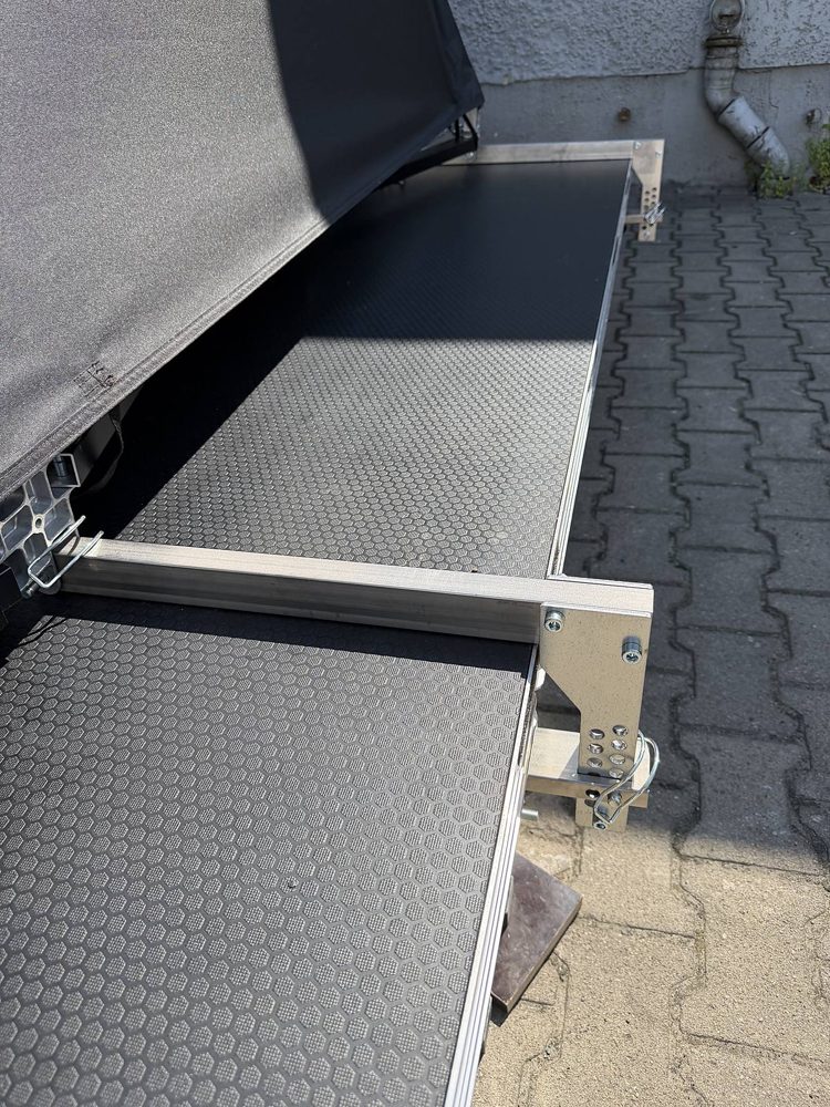 Verbindungssystem Detail 2 Detail der Aluminium-Verbindungsschiene zwischen Bogendach und Bühnenkante