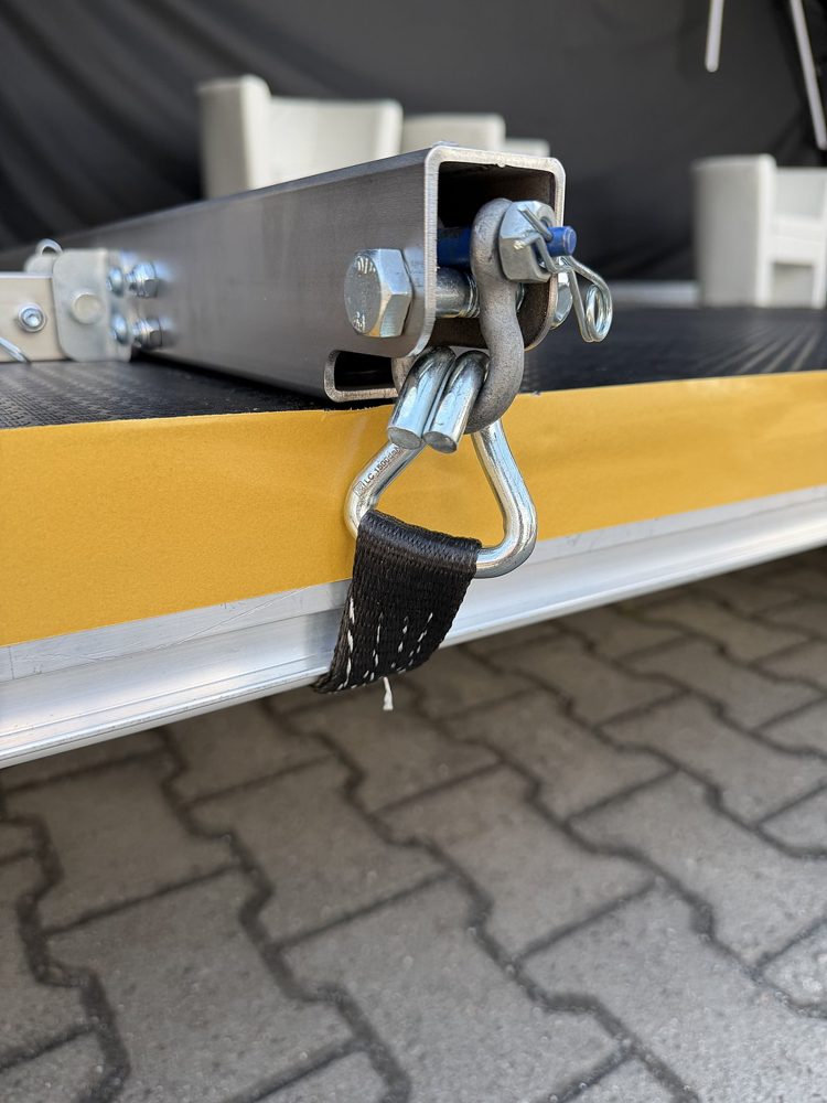 Verbindungssystem Detail 4 Schäkel und Spanngurt des maßgeschneiderten Verbindungs-Sets an der Bühnenkante