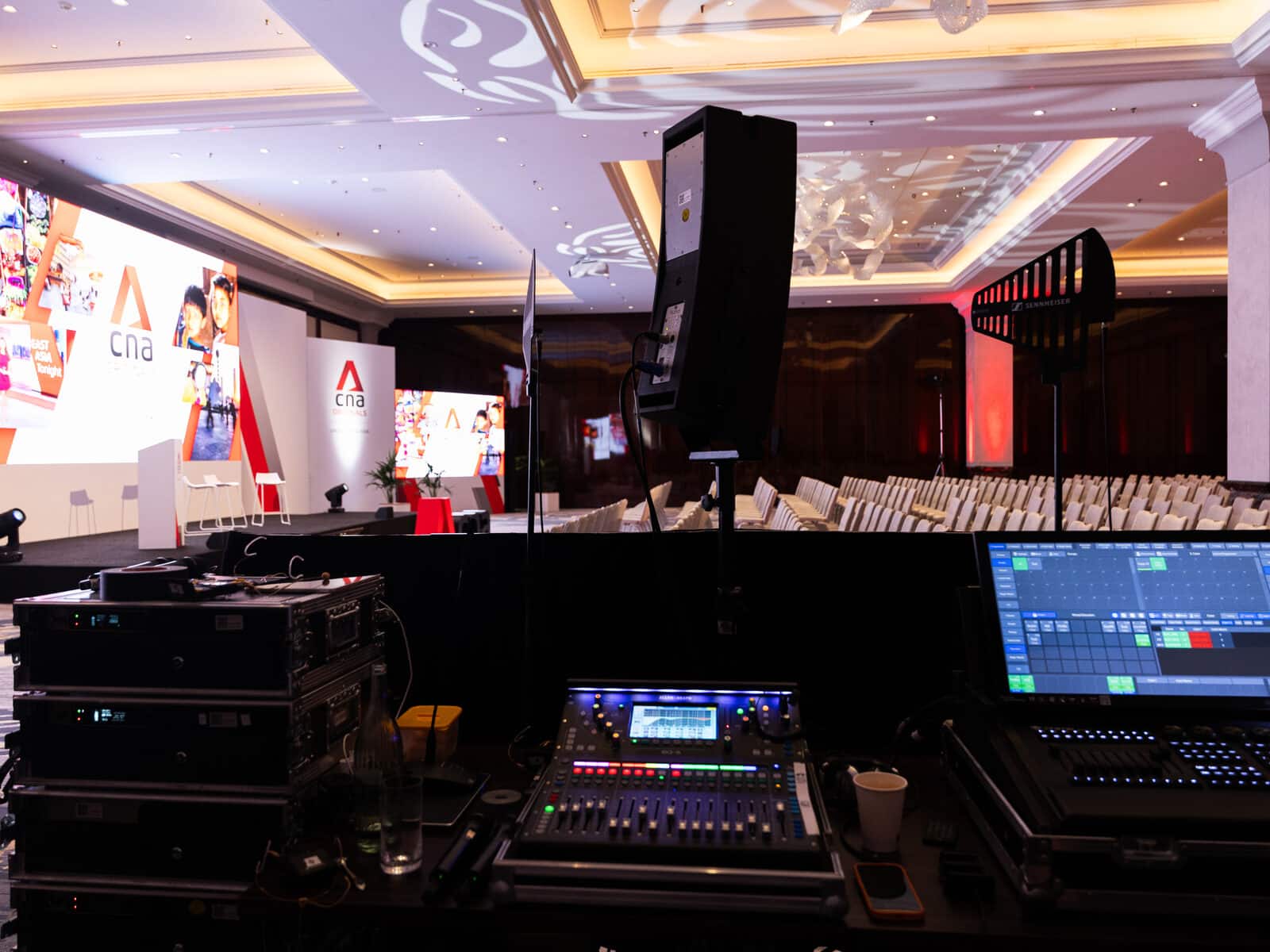 Konferenztechnik von blue media Ton- und Lichtregie von blue media vor drei LED-Wänden im Ballsaal des Ritz-Carlton Berlin
