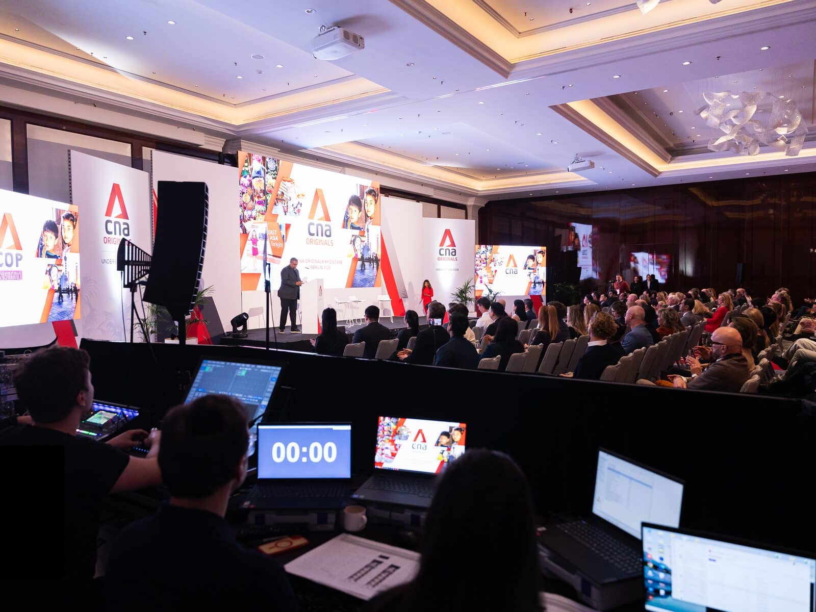 Konferenz im Ballsaal des Ritz-Carlton Berlin mit drei LED-Wänden und seitlicher Bildregie von blue media