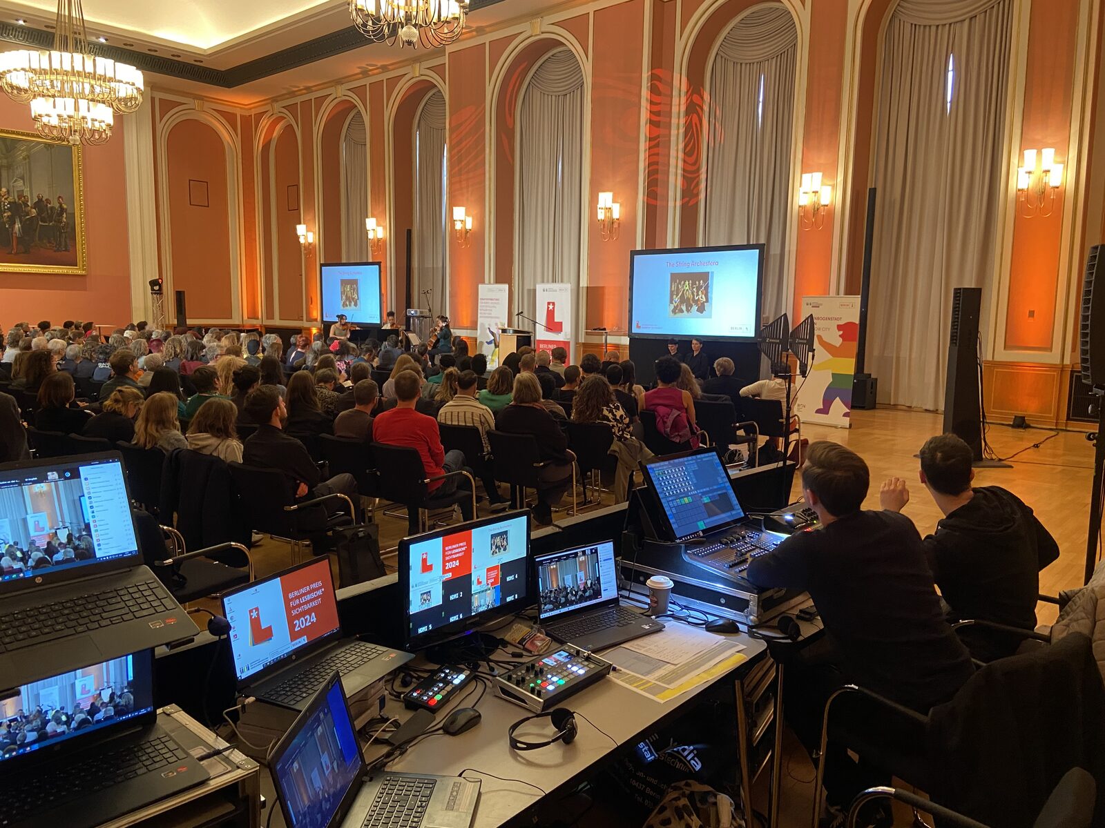 Projektleiter Konferenztechnik: Regieplatz von blue media bei einer Fachkonferenz im Festsaal in Berlin