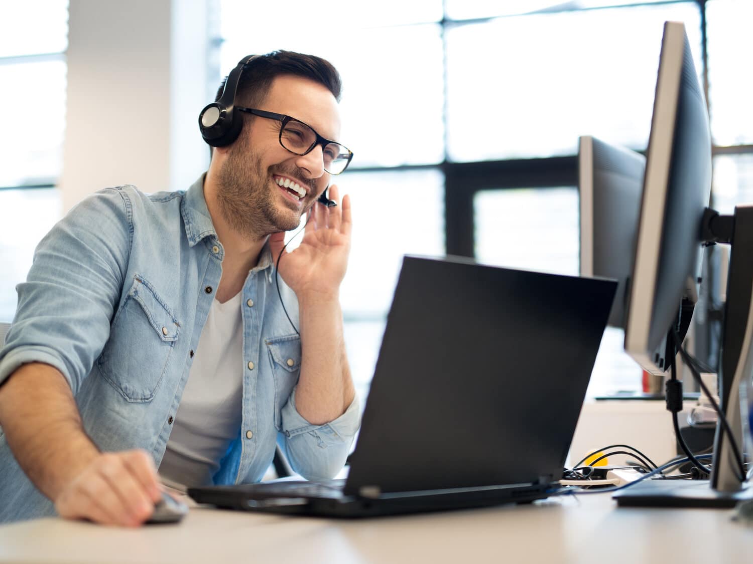 Projektleiter / Disponent Veranstaltungstechnik: Kundenberatung am Telefon mit Headset im Planungsbüro